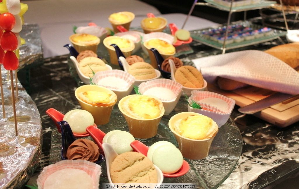 西餐自助餐中的誘人小吃 一場(chǎng)視覺(jué)與味蕾的盛宴